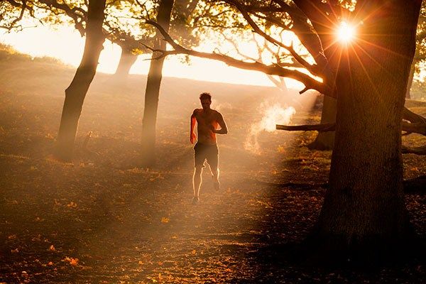 Hardlopen is goed voor jouw fysieke en mentale staat. Het verbetert het uithoudingsvermogen, verlaagt stress en verbrandt calorieën. Door het consistent te doen, verbeter jij jezelf op allerlei vlakken in het leven.