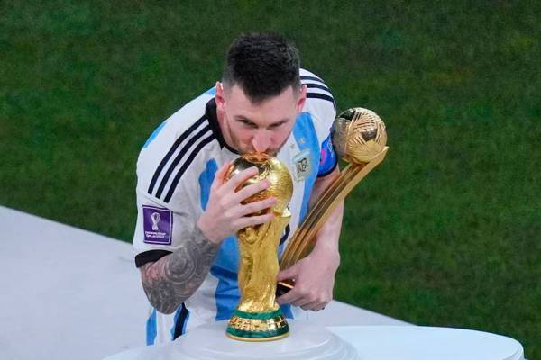 Lionel Messi zette de kroon op z'n carrière in 2022 tijdens het WK in Qatar. Hij won met zijn land Argentinië de wereldbeker. Dit betekent dat hij elke mogelijke prijs voor zijn club en land heeft gewonnen.