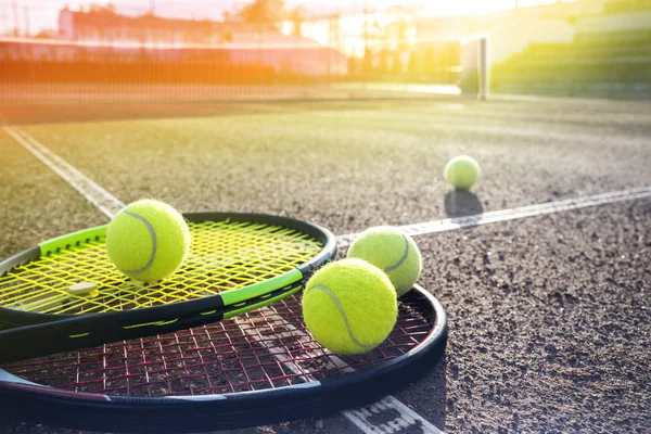 Tennis is een populaire en sociale sport onder Nederlanders. Tennis is toegankelijk om te leren, tevens heeft het vele lichamelijke en mentale voordelen. Overweeg om tennis te leren en maak op gebied van gezondheid en sociaal veel stappen.