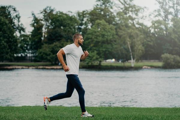 Sporten kan op zekere hoogte invloed hebben op haargroei bij mannen, want sporten beïnvloedt zo de bloedcirculatie, hormoonbalans en stresslevels.