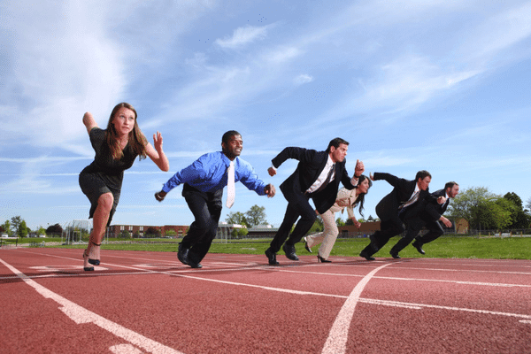 Sporten kan voor aanzienlijke stressvermindering zorgen onder werknemers. Zo kan sporten fysiek, mentaal en sociaal jou voordelen geven.