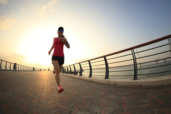 Een veelgemaakte fout bij het hardlopen is te snel beginnen. Voorkom deze fout om betere resultaten te behalen